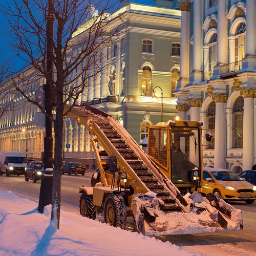 Уборка снега у Эрмитажа / Питер разное