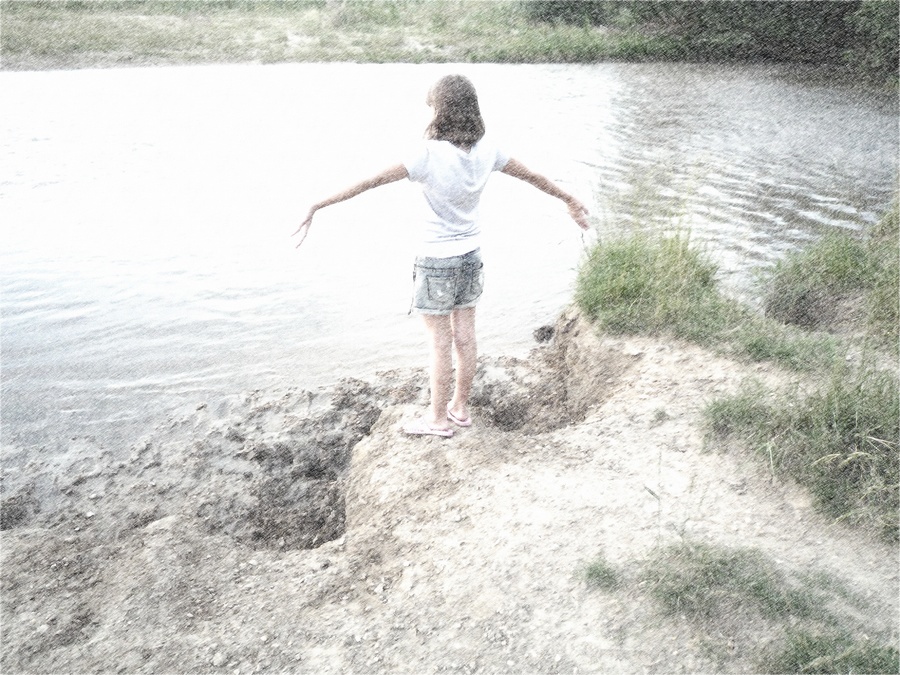 Девочка у озера.