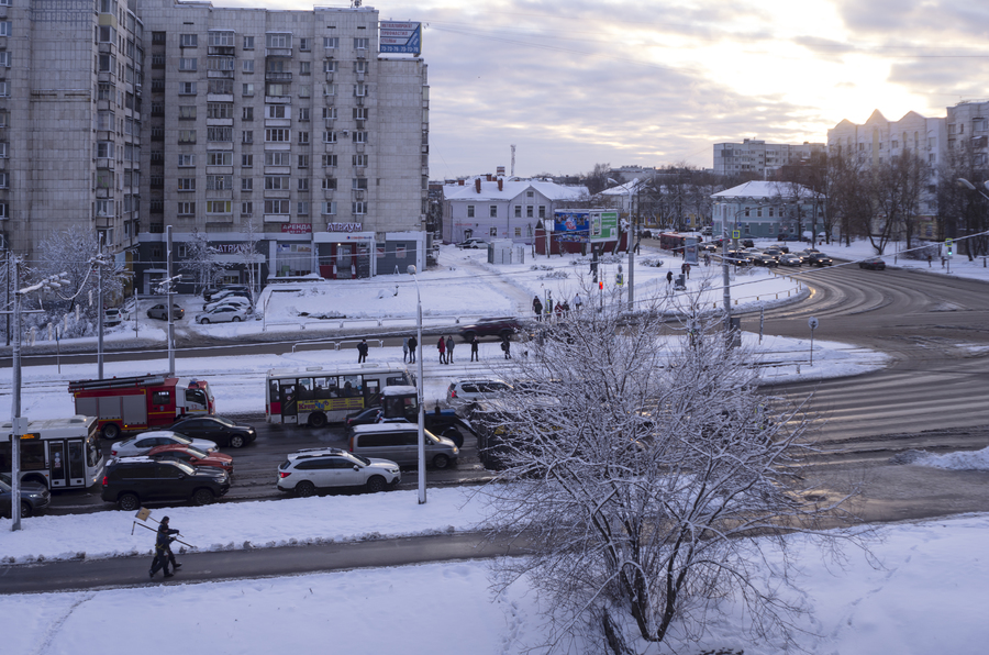 А из нашего окна площадь шумная видна...