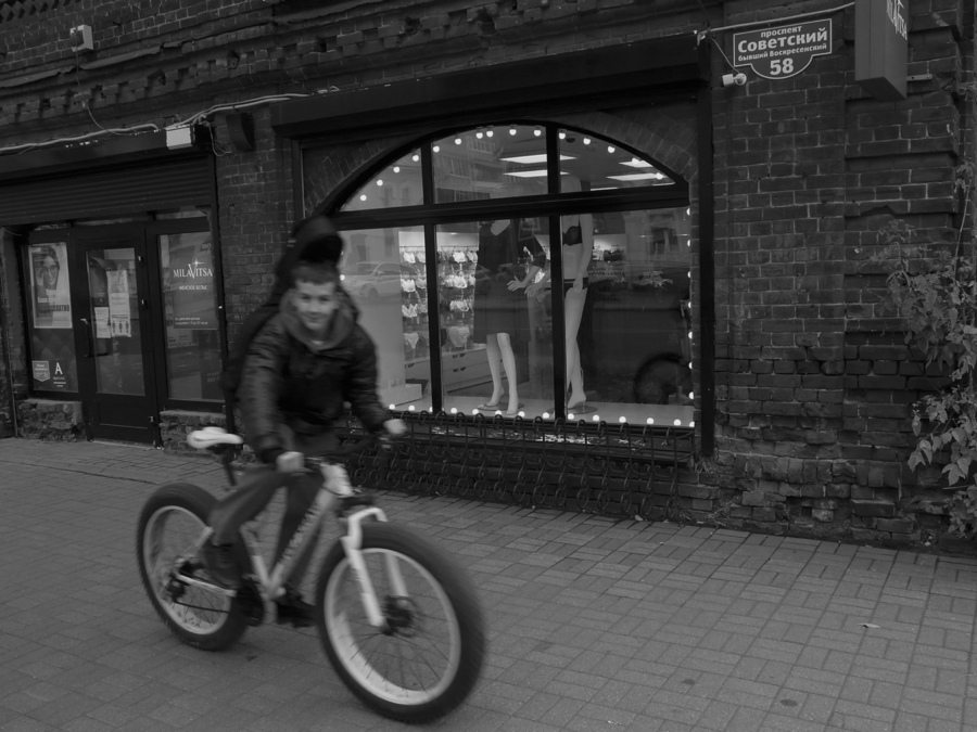 Улица... парнишка на велике...