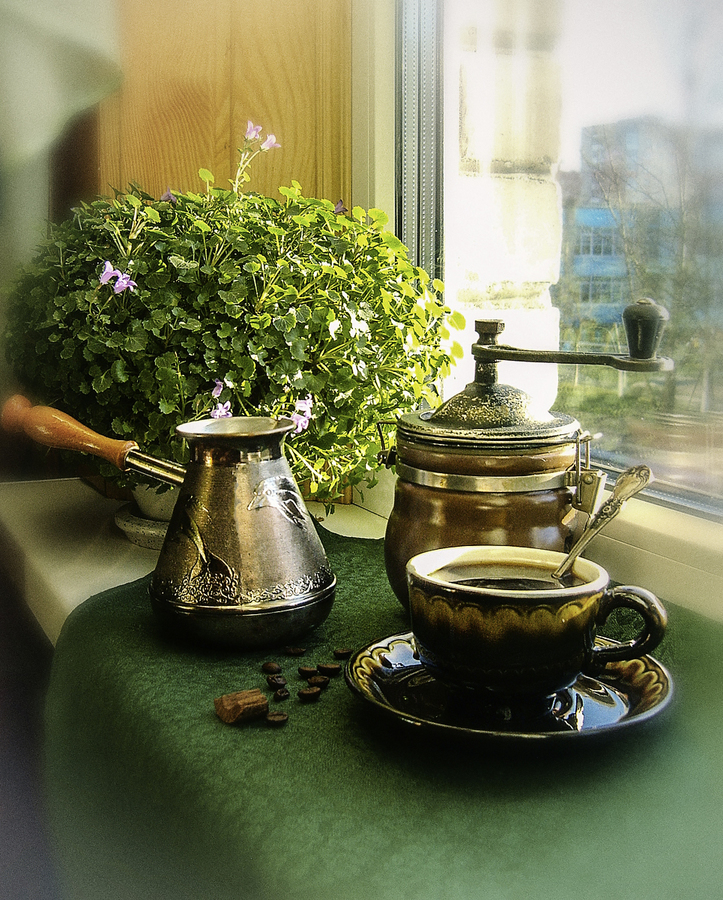 Зеленый чай вечером. Весенний чай. Чаепитие на даче. Летний чай. Чашка с чаем.
