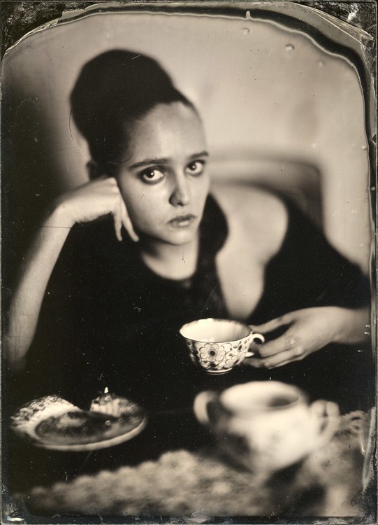 Лера пьет чай