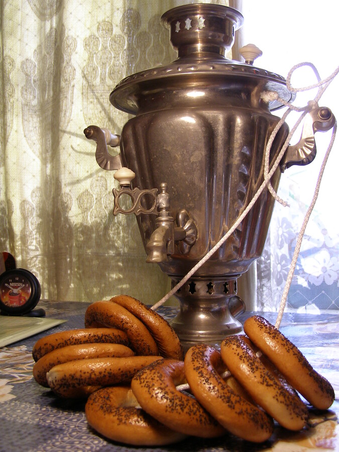 Самовар с баранками. Самовар с бубликами. Самовар с сушками.