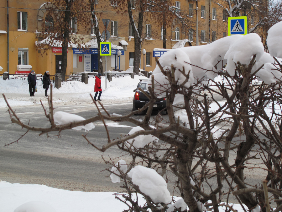 Переход,и шапки из снега...