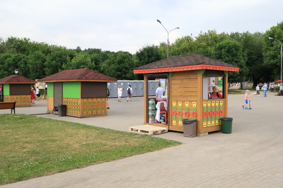 Парк выход. Туалеты в Коломенском парке. Выход в парк. Палатки в Коломенском парке блины.