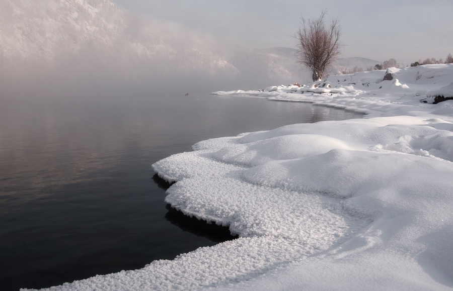 Зимнее кружево берега.