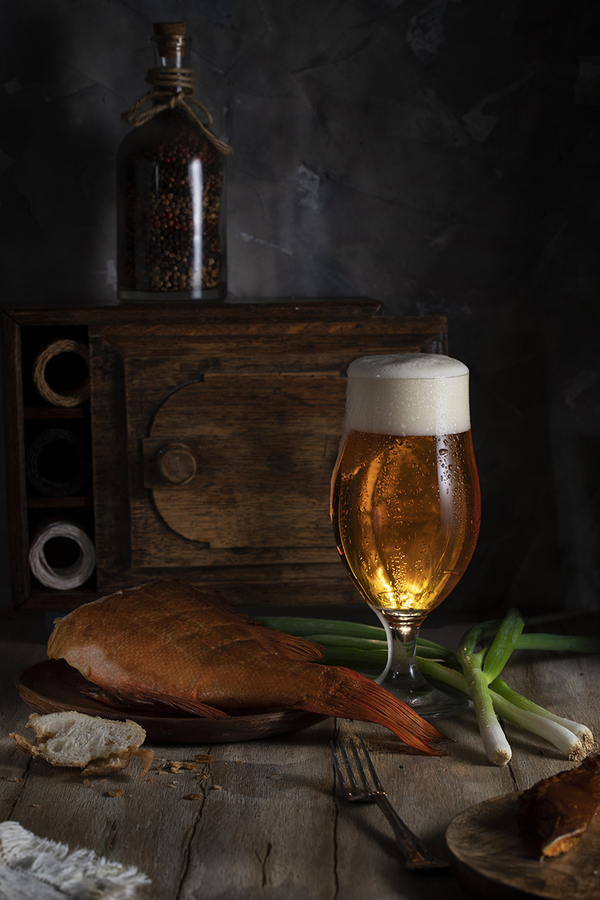 Пиво и рыба на деревенском столе