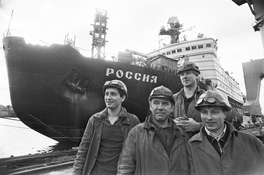 Судостроители атомохода Россия с Балтийского завода