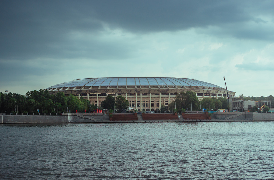 Московский стадион,  спортивного комплекса «Лужники», расположенного неподалёку от Воробьёвых гор.