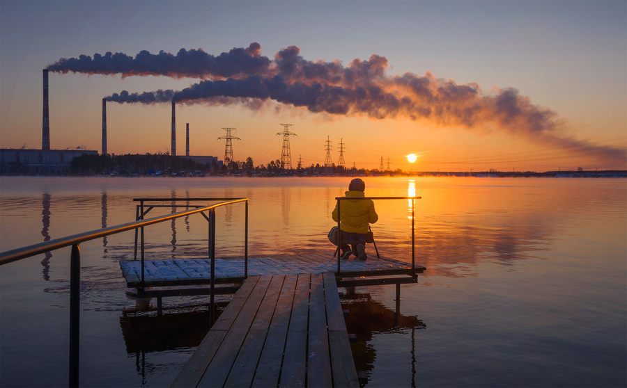 Рассвет на Рефтинском водохранилище.