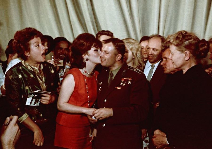 Яков Халип. Звездный поцелуй. Юрий Гагарин и Джина Лоллобриджида, 1961