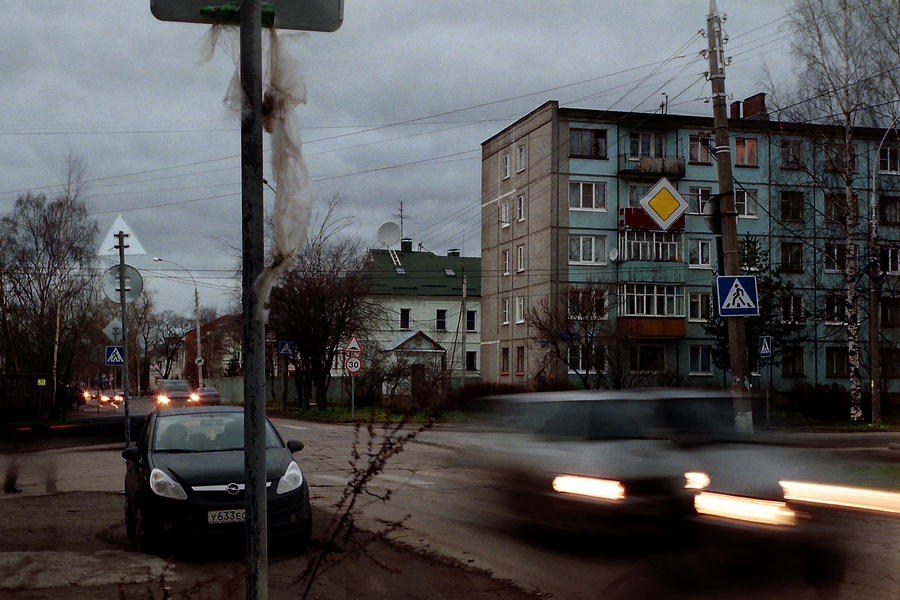 Осень. Вечереет. Фары...