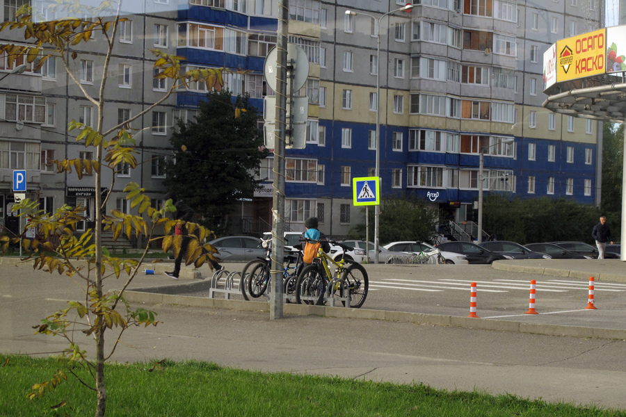 Мальчишка,  велики... И спешащий паренек...