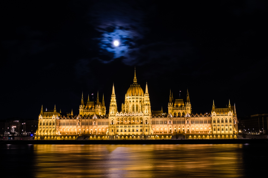 Будапешт. Парламент и луна