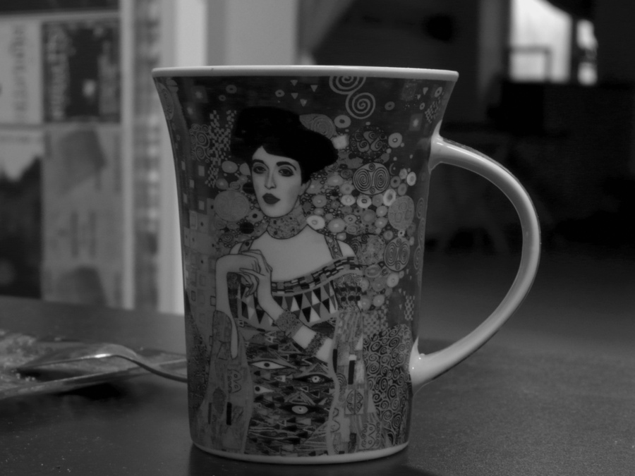 В доме ,только я и Густав.... Попиваем чай.