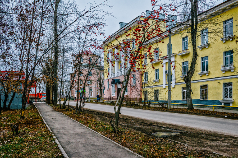 Типичный новый городок. Дом детского творчества новый городок фотографии.