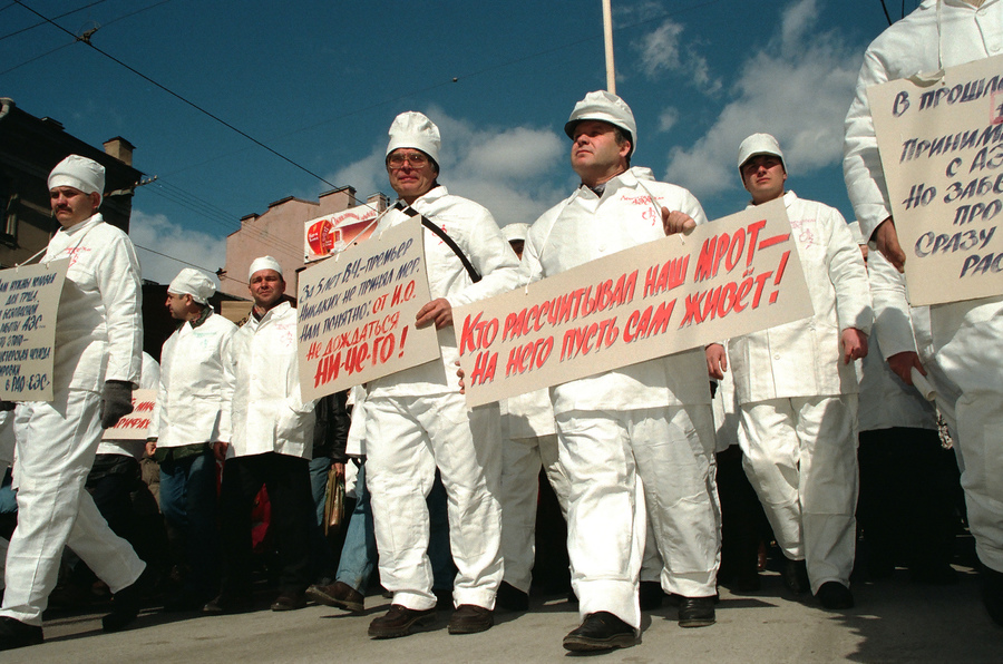 Манифестация профсоюзов на Невском проспекте против низкого уровня жизни. 9 апреля 1998 года