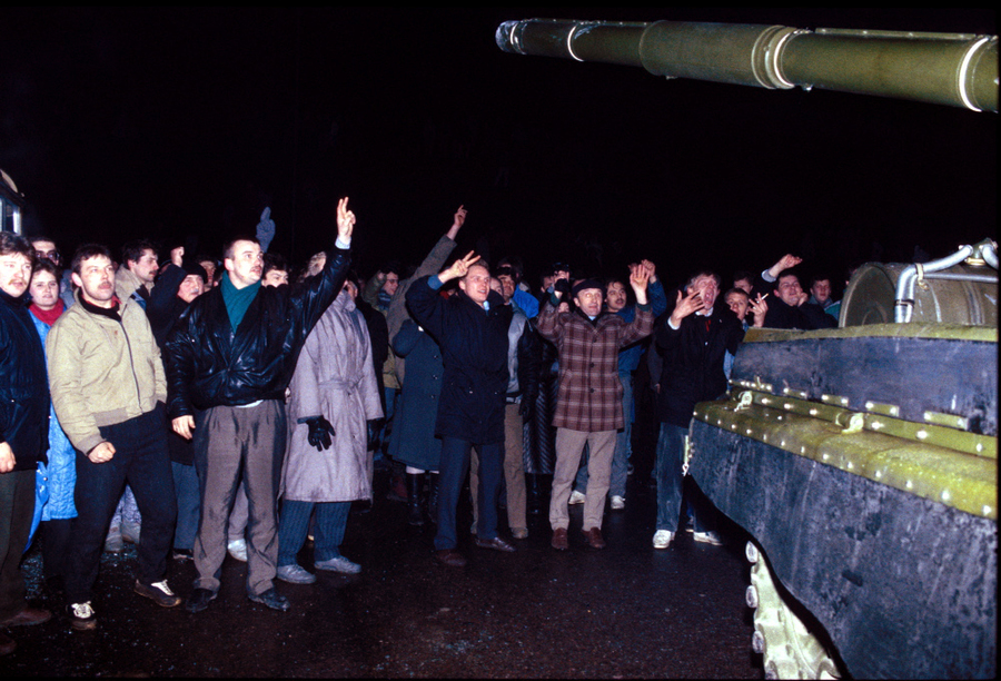 003 Жители Вильнюса пытаются блокировать танковые колонны со