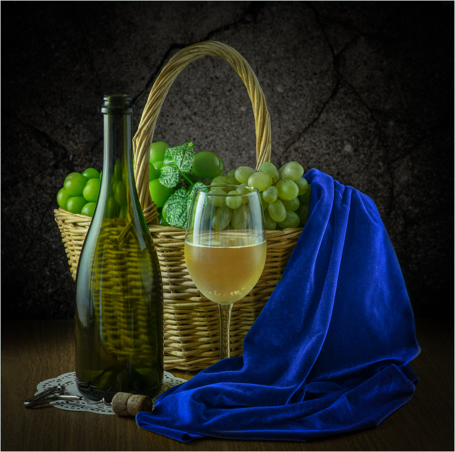 С корзинкой и вином..